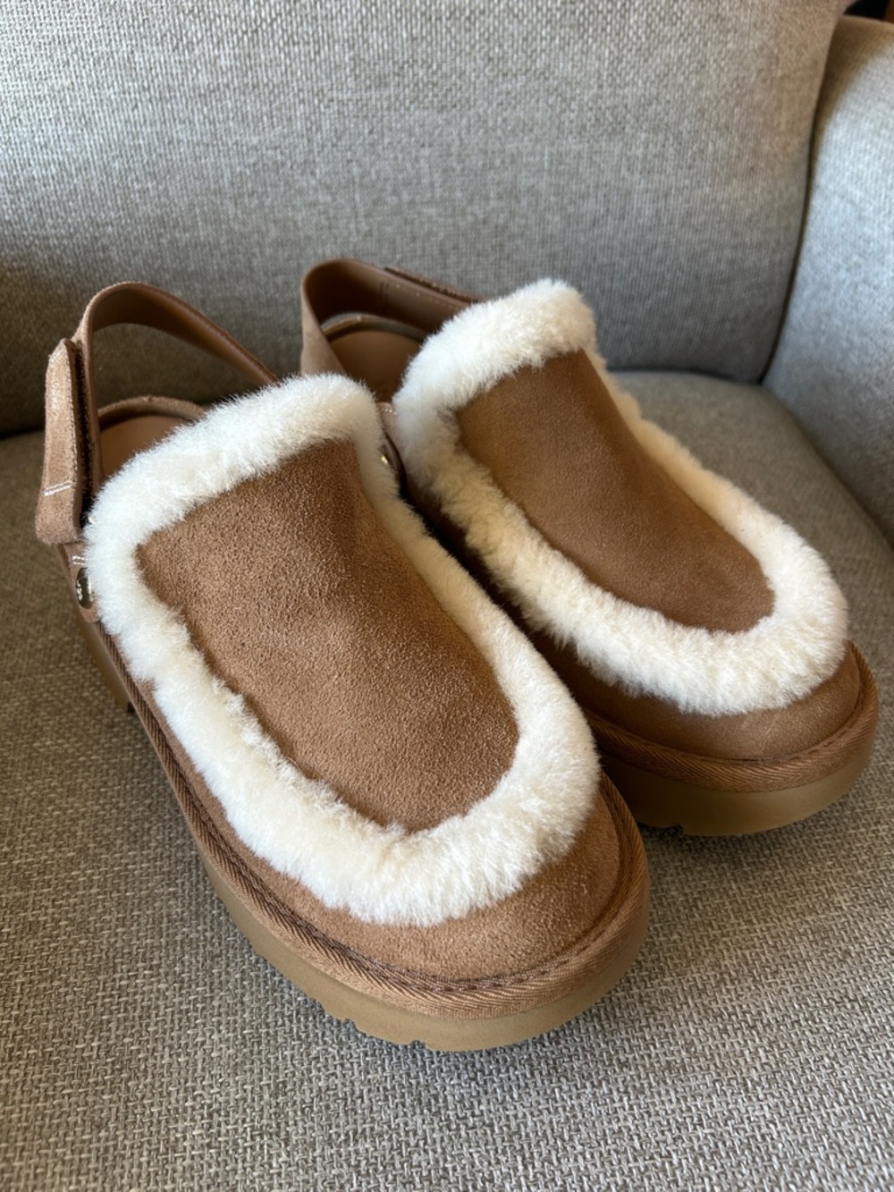 BRAND NEW Ugg Esmee Leather Clog, Shearling Trim, Size 9 - Picture 2 of 9